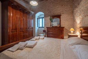 7 habitaciones, tabla de planchar con plancha, wifi y ropa de cama