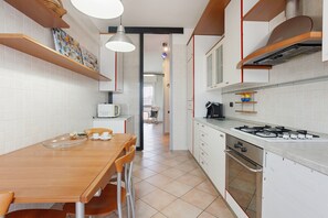 Frigorifero, microonde, forno, piano cottura