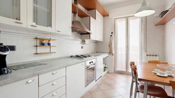 Frigorifero, microonde, forno, piano cottura