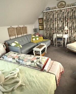 Living area - Chic Dream Suite - Females Only (Charlotte)