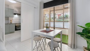 Una cocina moderna con gabinetes grises, una encimera blanca y un horno empotrado.