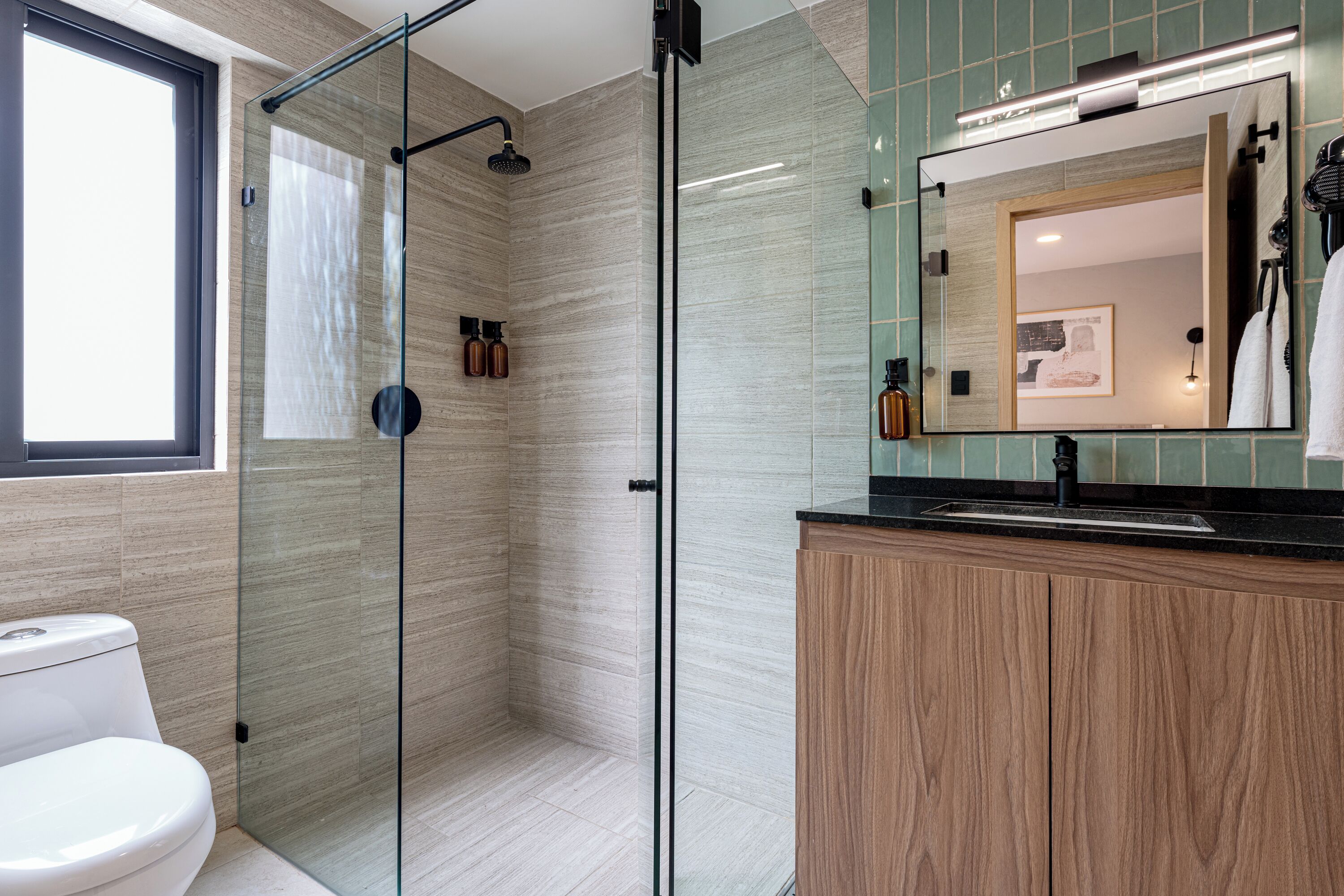 Appartement Deluxe, 1 chambre | Salle de bain | Douche, sèche-cheveux, serviettes fournies, savon