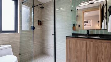 Appartement Deluxe, 1 chambre | Salle de bain | Douche, sèche-cheveux, serviettes fournies, savon
