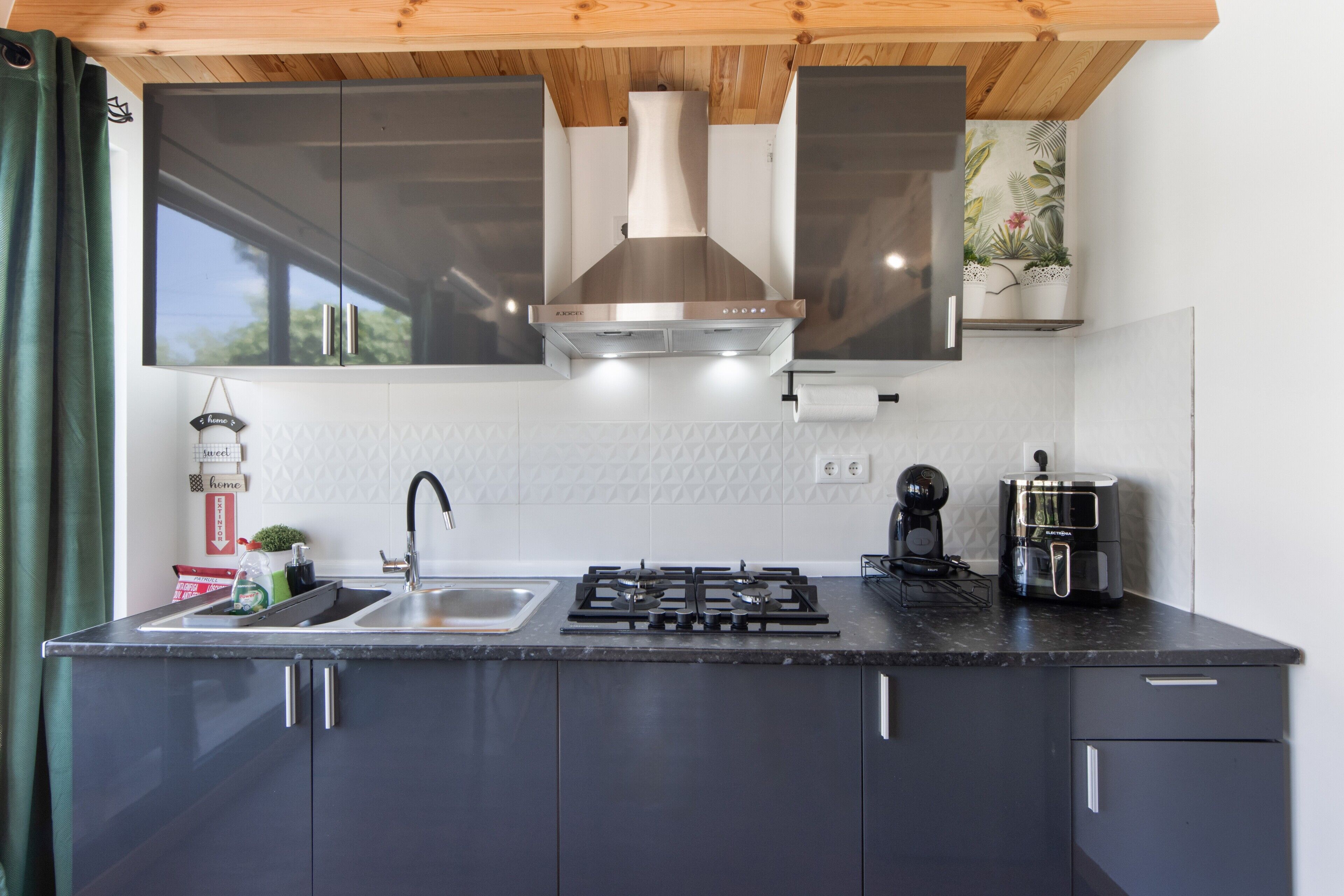 Jääkaappi, mikroaaltouuni, liesi, kahvin-/teenkeitin