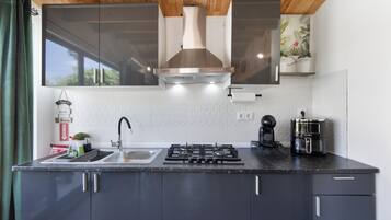 Jääkaappi, mikroaaltouuni, liesi, kahvin-/teenkeitin