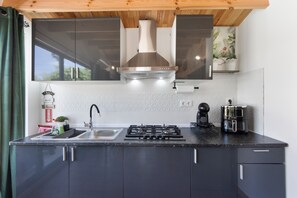 Jääkaappi, mikroaaltouuni, liesi, kahvin-/teenkeitin