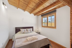 2 bedrooms, iron/ironing board, free WiFi, bed sheets - Holiday Home 'Casinha Saragoça E Vergueiro' with Shared Pool, Wi-Fi & Air Conditioning (Ponte de Vagos)