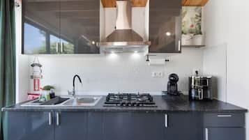 Fridge, microwave, stovetop, coffee/tea maker