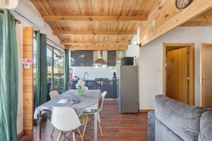 Jääkaappi, mikroaaltouuni, liesi, kahvin-/teenkeitin