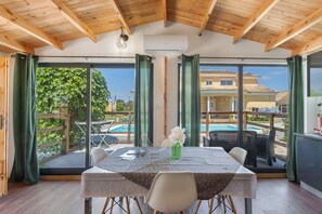 Dining - Holiday Home 'Casinha Saragoça E Vergueiro' with Shared Pool, Wi-Fi & Air Conditioning (Ponte de Vagos)