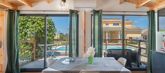 Holiday Home 'Casinha Saragoça E Vergueiro' with Shared Pool, Wi-Fi and Air Conditioning