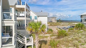 A beachfront hotel with multiple balconies, a sandy beach, and a clear view of the ocean. - Stoked by Avantstay Gulf View, Steps to the Beach (Santa Rosa Beach)