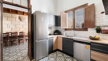 Réfrigérateur, micro-ondes, plaque de cuisson, lave-vaisselle