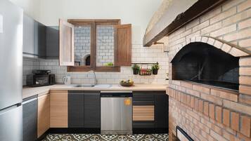 Réfrigérateur, micro-ondes, plaque de cuisson, lave-vaisselle
