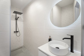 Shower, hair dryer, towels