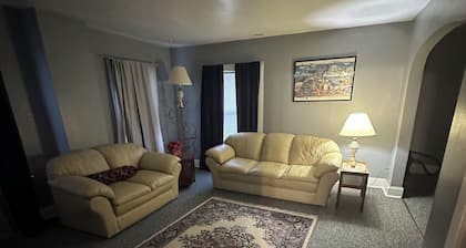 Charming 2-bedroom apartment in Racine with WiFi near Lake Michigan