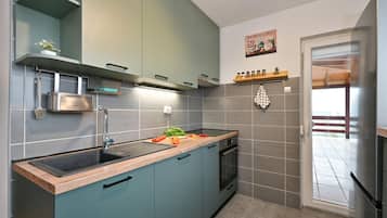 Fridge, oven, dishwasher, coffee/tea maker