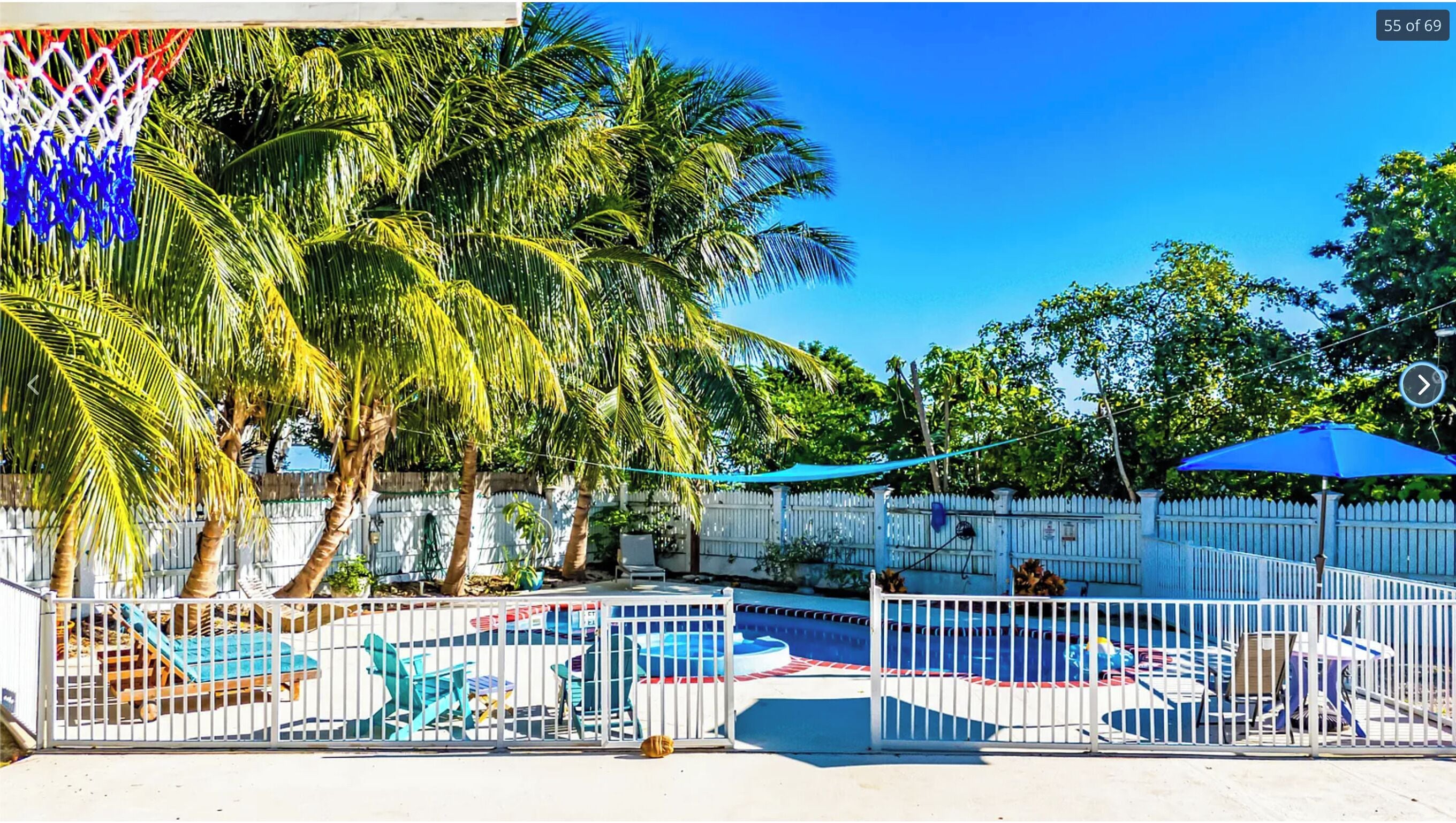 10 outdoor pools, pool umbrellas, sun loungers