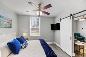 1 dormitorio, escritorio, tabla de planchar con plancha y wifi