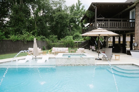 A heated pool. King Bed-Large Living Room-Pool-Hot Tub
