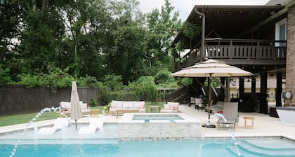 King Bed-Large Living Room-Pool-Hot Tub