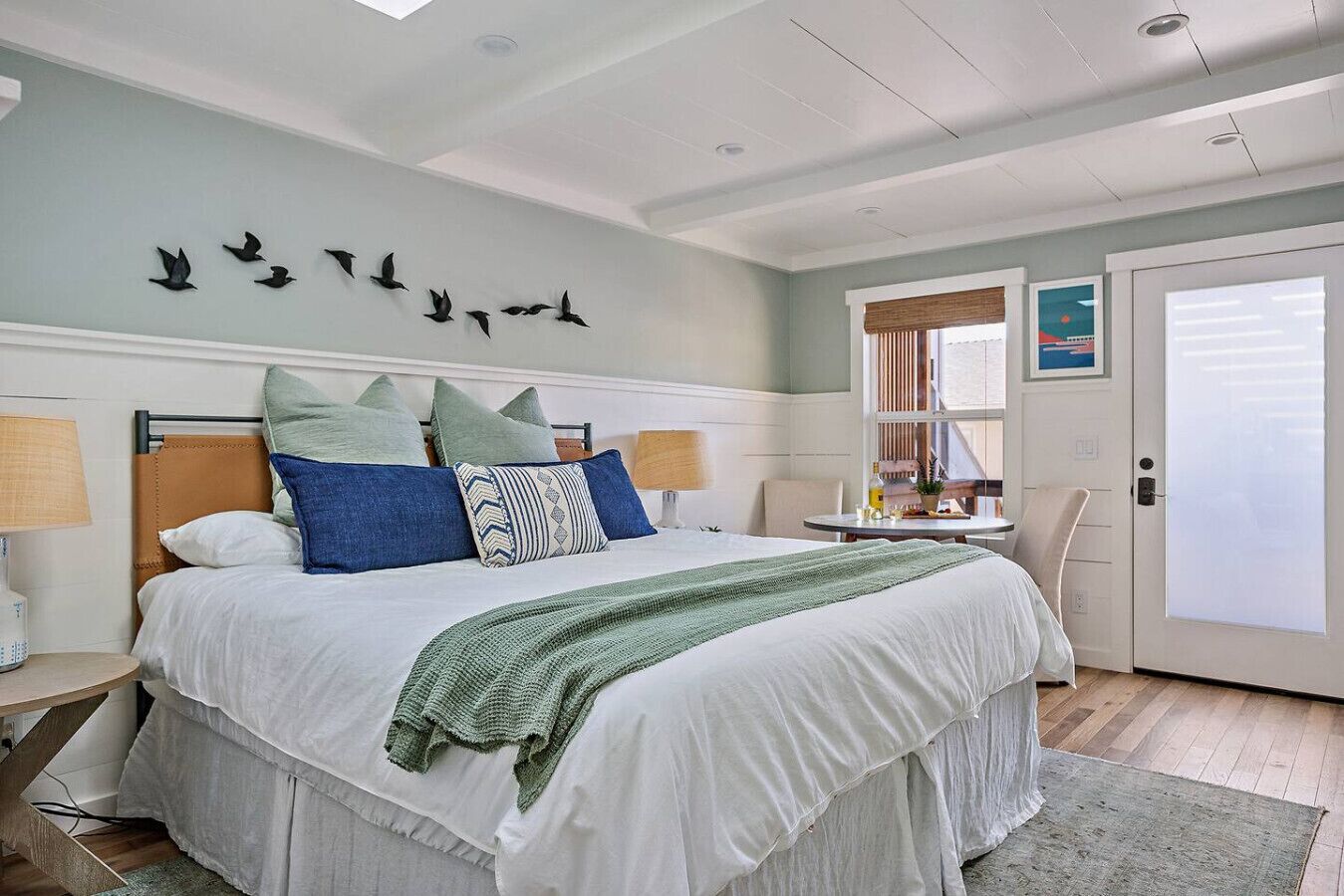 Travel crib, WiFi, bed sheets