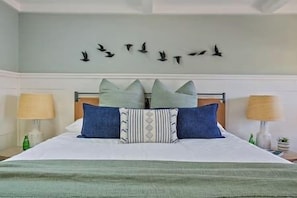 Travel cot, WiFi, bed sheets