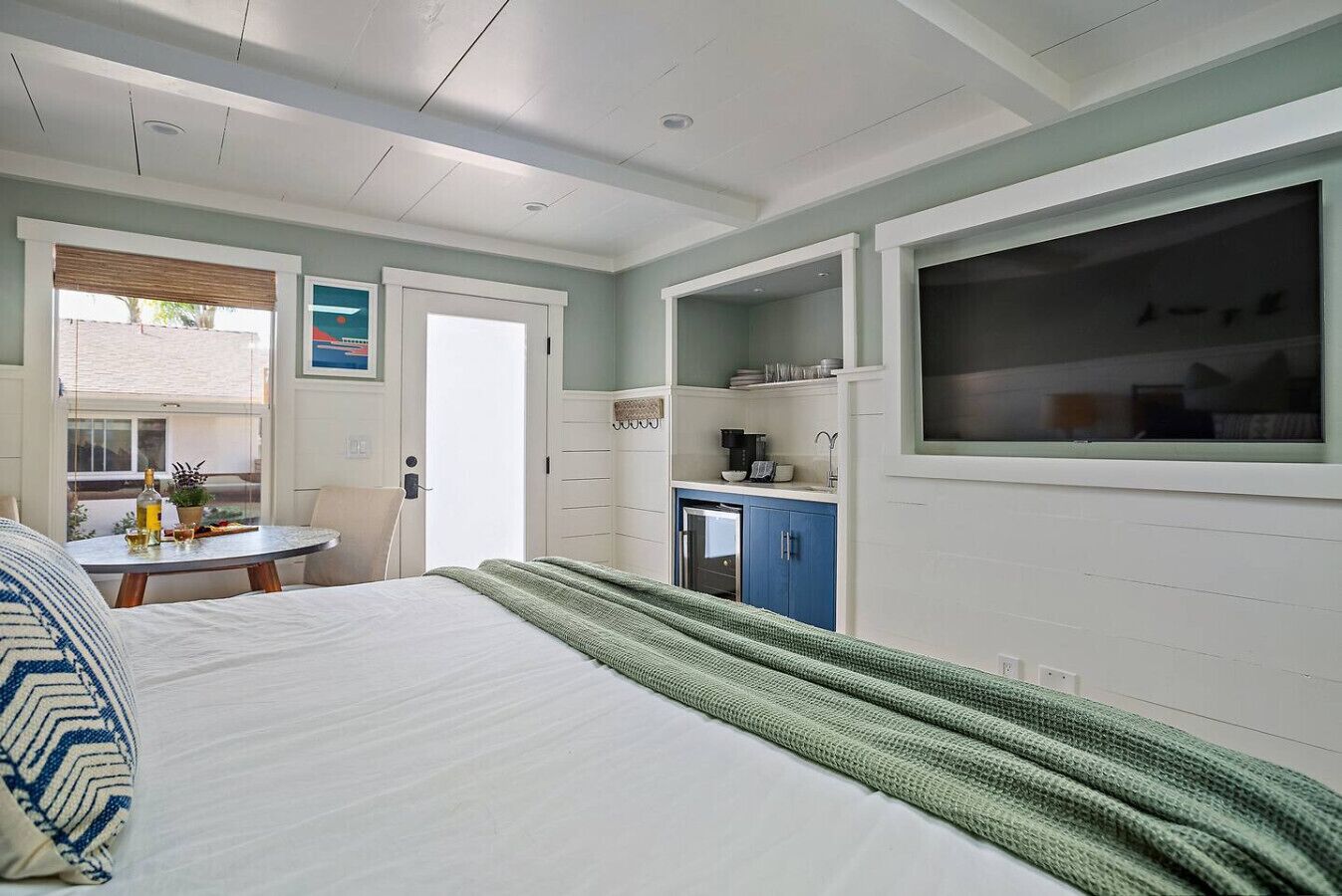 Travel crib, WiFi, bed sheets