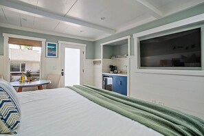 Travel cot, WiFi, bed sheets