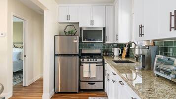 Een koelkast, een magnetron, een oven, een kookplaat