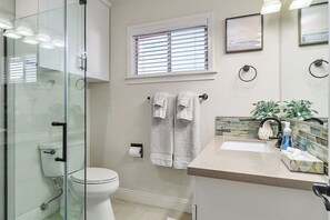 Secador de cabelo, toalhas de banho