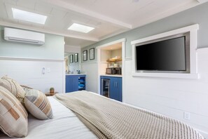 Travel crib, WiFi, bed sheets