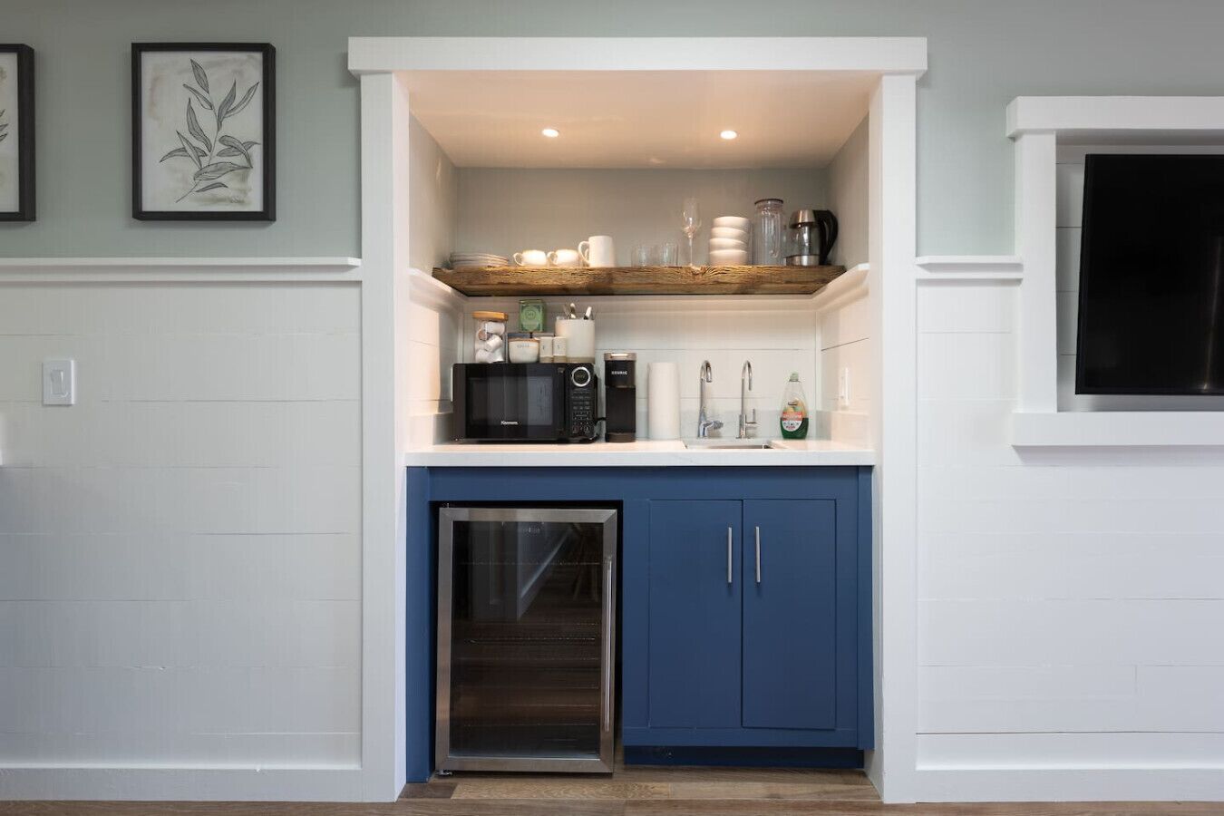 Een microgolfoven, een koffiezetapparaat/waterkoker