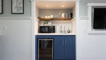 Een microgolfoven, een koffiezetapparaat/waterkoker