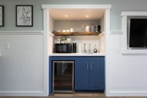 Een magnetron, een koffiezetapparaat/waterkoker