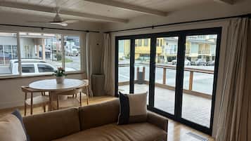 TV, peis og bøker