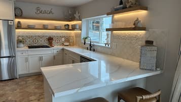 Geladeira, micro-ondas, fogão, cooktop