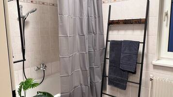 Haartrockner, Handtücher, Seife, Shampoo