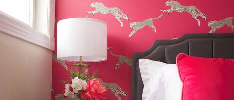 6 Schlafzimmer, Schreibtisch, Bügeleisen/Bügelbrett, Reisekinderbett