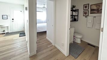 6 quartos, escrivaninha, ferros/tábuas de passar roupa, berço de viagem