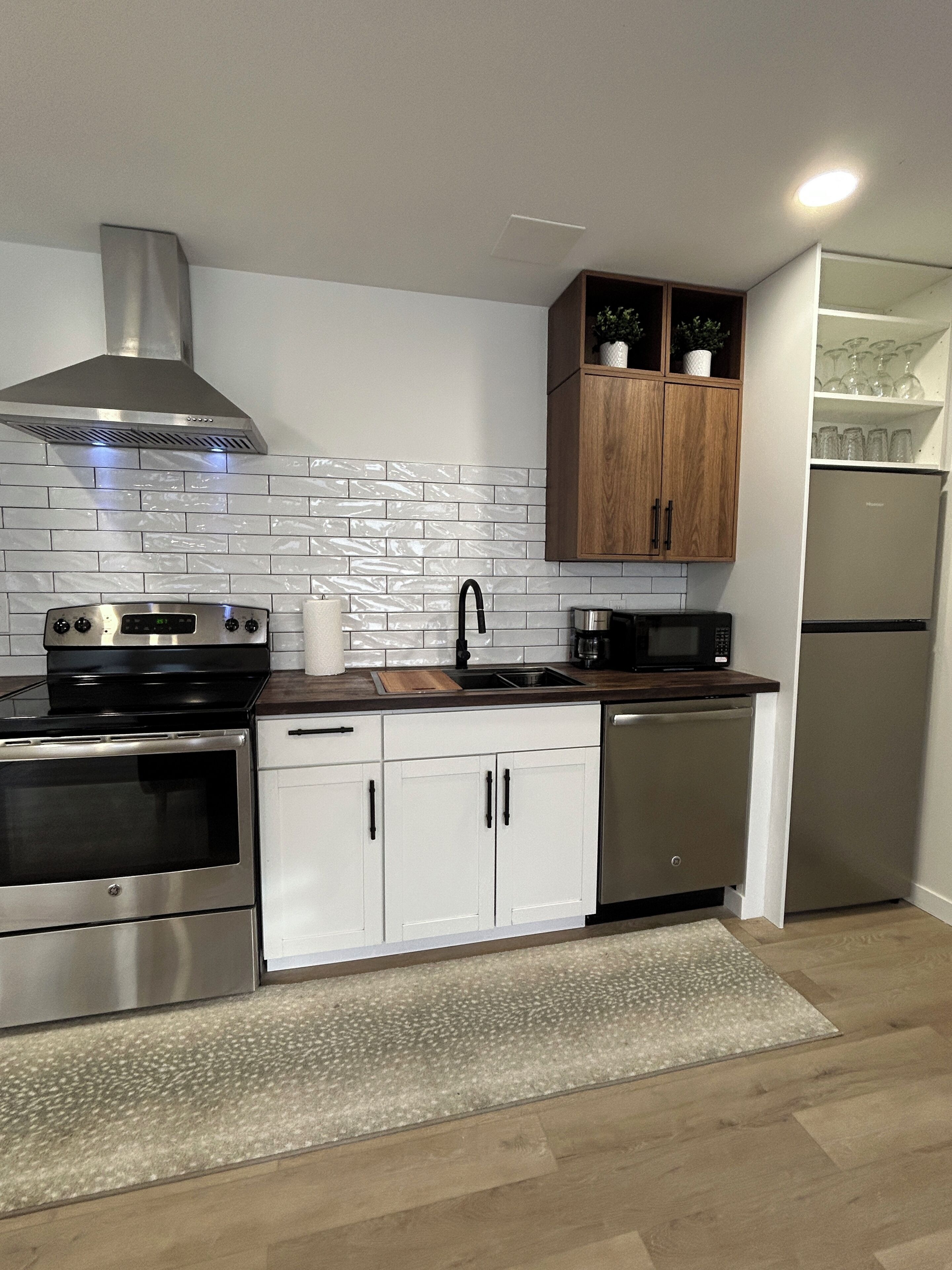 Frigorifero, microonde, forno, piano cottura