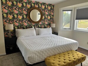 6 quartos, escrivaninha, ferros/tábuas de passar roupa, berço de viagem