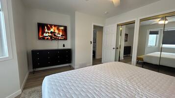 6 bedrooms, desk, iron/ironing board, travel crib