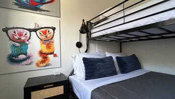 6 dormitoris, escriptori i planxa i posts de planxar