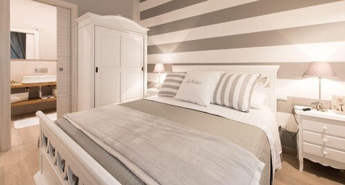 Behind the front door you will find an exclusive atmosphere, finely furnished with shabby chic details and equipped with every comfort.This is La Bonheur!At the entrance a hallway leads to 2 double rooms with beautiful en-suite bathrooms.Perfect to enjoy