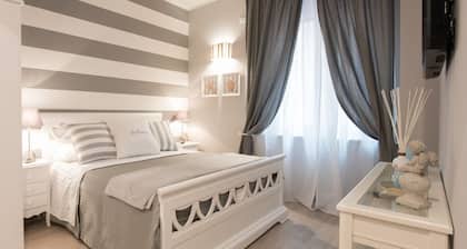 En ouvrant la porte d'entrĂ©e , vous vous retrouvez dans un environnement exclusif, finement meublĂ© en style shabby chic et Ă©quipĂ© de tout confort. VoilĂ La Bonheur ! Dedans ce trĂšs Ă©lĂ©gant appartement il y a lâattention au dĂ©tail qui se mĂȘle