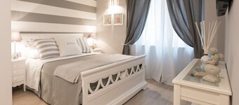Behind the front door you will find an exclusive atmosphere, finely furnished with shabby chic details and equipped with every comfort.This is La Bonheur!At the entrance a hallway leads to 2 double rooms with beautiful en-suite bathrooms.Perfect to enjoy
