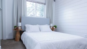 3 sovrum, skrivbord, strykjärn/strykbräda och resesäng