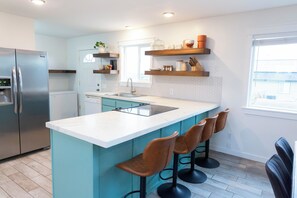 Réfrigérateur, micro-ondes, four, plaque de cuisson