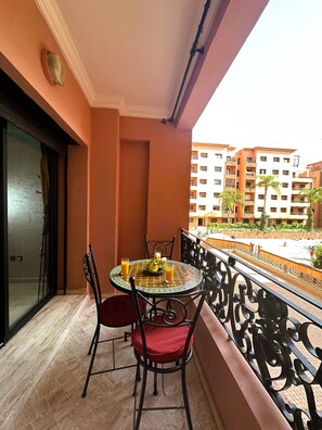 تناول الطعام بالخارج